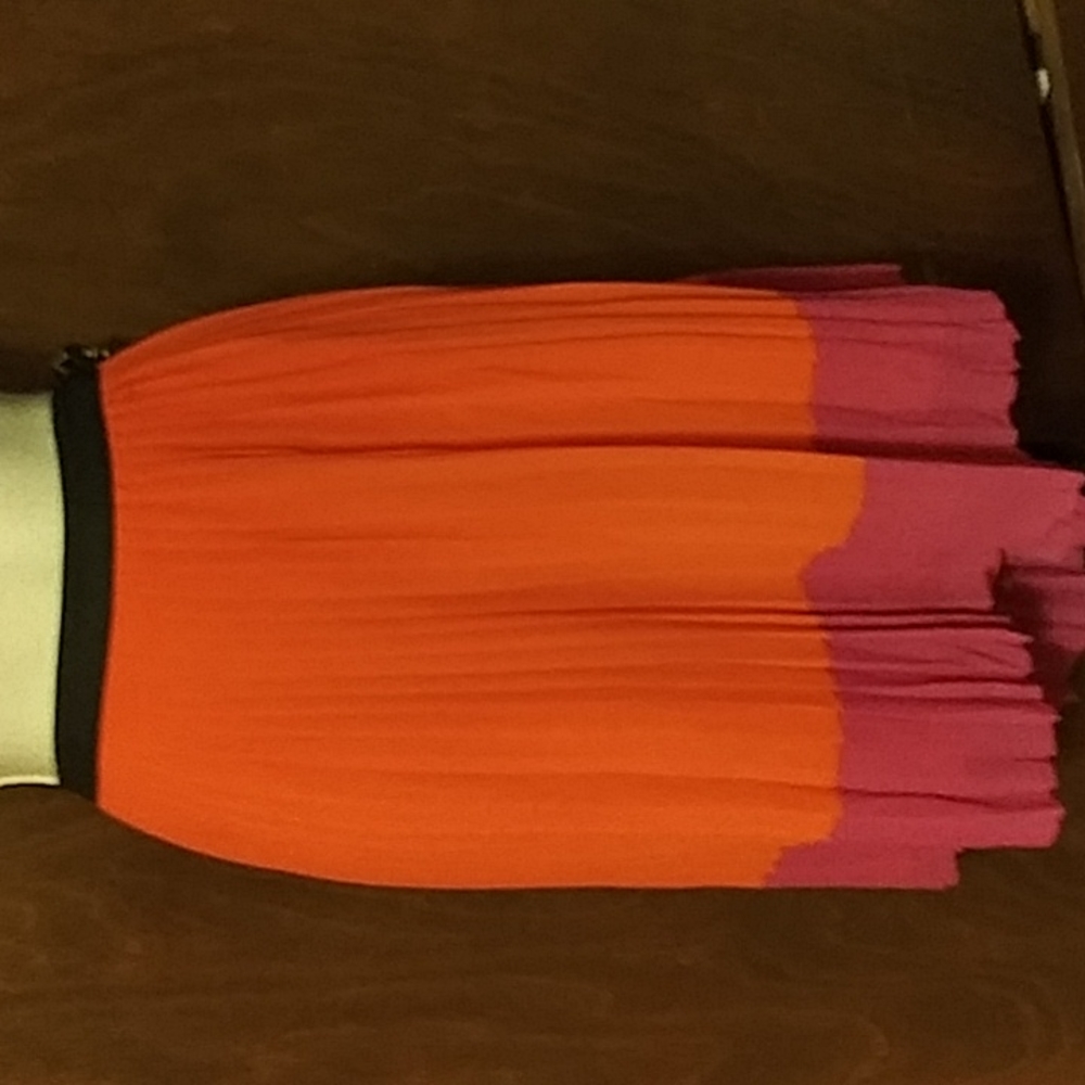 G H BASS & COMPANY RED, FUSCHSIA AND BLACK PLEATED SKIRT - 16